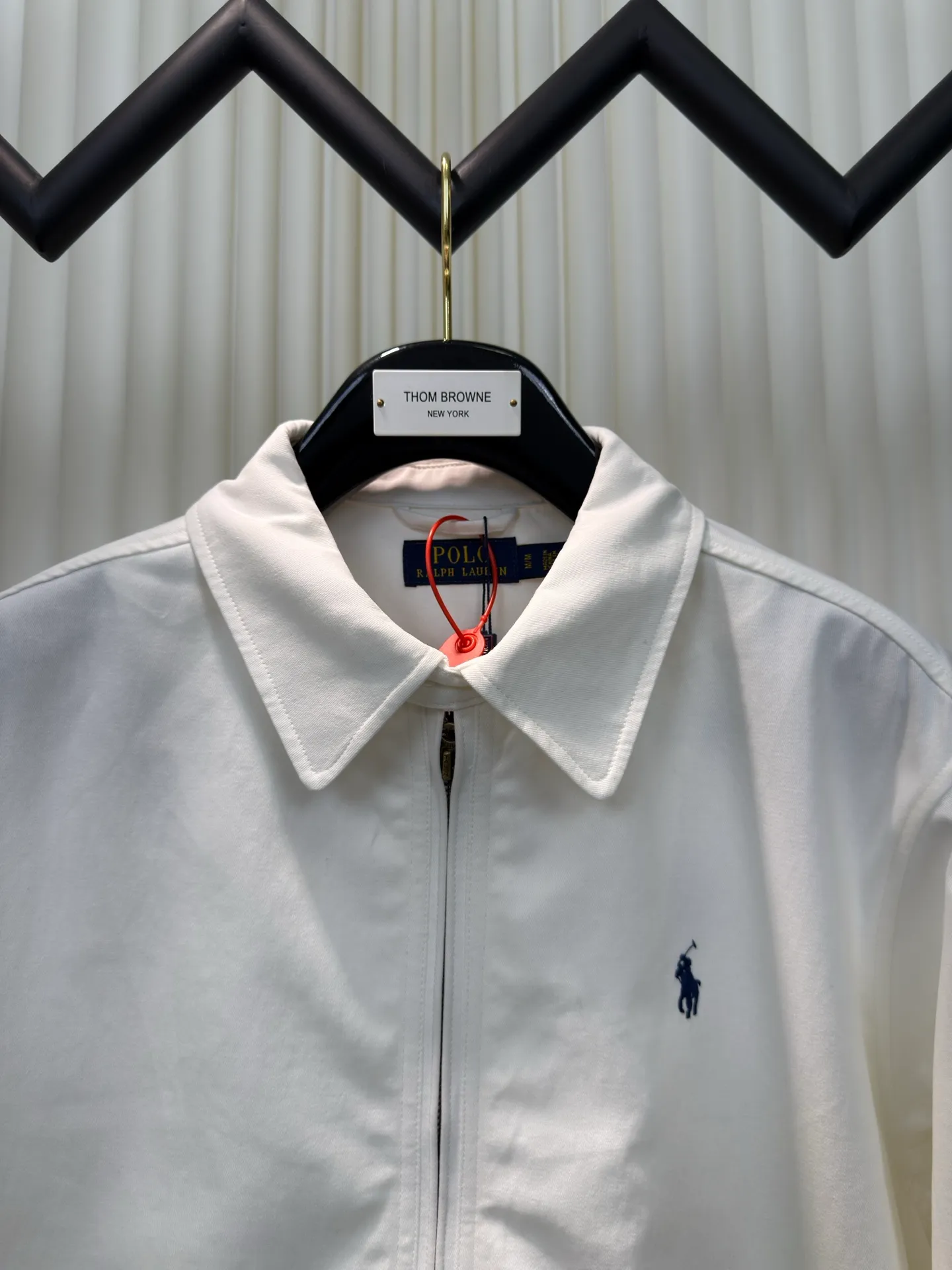 P490 Ralph Lauren embroidered zipper jacket. Customized cloud-velvet white twill cotton. Soft and silky. Comfortable against the skin. Dressed in pure white. Exuding innate elegance. Exquisite indigo pony logo embellished with it. Fully recognizable. Bringing a breath of freedom and vitality. Pure and smart color symphony. Reconstructing classics with neat silhouettes. Defining modern relaxation with versatile genes. Using imported machine embroidery technology. Using advanced computer control systems and precision mechanical components. Realize the iconic pony embroidery operation with high precision and smooth and delicate lines. Template machine bag opening. Preset templates guide the position, shape and size of the bag opening. Accuracy ensures the quality of the bag opening effect. The hem is made in one go using a three-needle waist-drawing machine. The elastic band and fabric are sewn together in the same process using the machine's special needle position and feeding mechanism. The three-needle design is stronger and can evenly distribute pressure to ensure that the elastic band and the fabric are tightly fitted. The fabrics have been washed. Better feel and texture, not easy to deform, not easy to shrink, not easy to fade, maintain long-term beauty, size: S M L XL